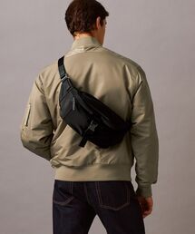 Calvin Klein(JoENC)̃NbvtbvEGXgobO(V_[obO)