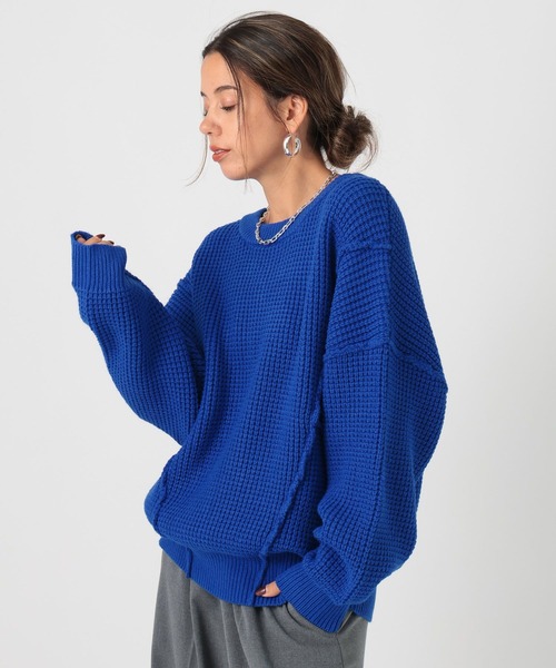 BAYFLOW（ベイフロー）の「[立体感のあるワッフル柄]ラインアクセントバルキーニット（ニット/セーター・レディース・ブラック/オフホワイト/ブルー/レッド・FREE）」の3枚目の写真