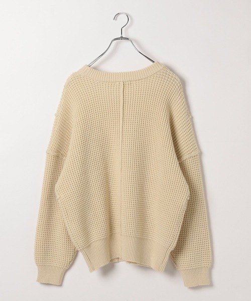 BAYFLOW（ベイフロー）の「[立体感のあるワッフル柄]ラインアクセントバルキーニット（ニット/セーター・レディース・ブラック/オフホワイト/ブルー/レッド・FREE）」の20枚目の写真