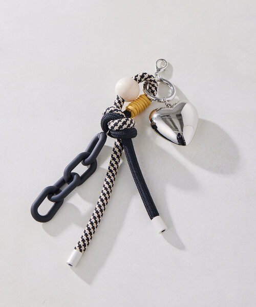 ear PAPILLONNER（イアパピヨネ）の「《インフルエンサーuchida企画》ハート付きロープストラップ/バッグチャーム（チャーム・レディース・ブラック/イエロー/ボルドー/インディゴブルー・FREE）」の5枚目の写真