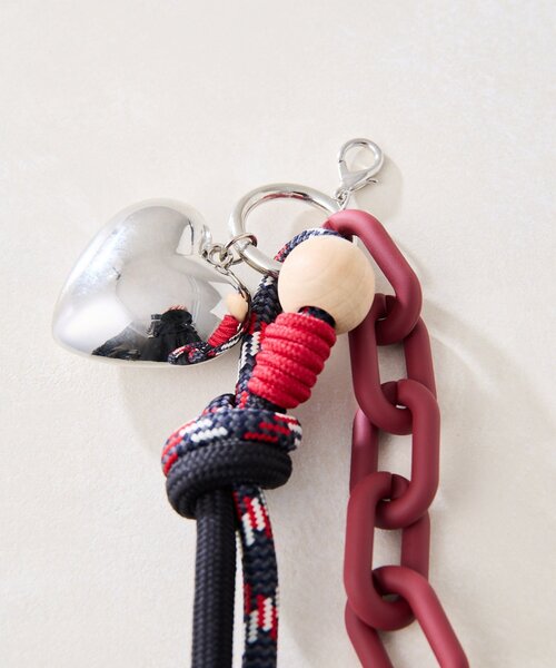 ear PAPILLONNER(イアパピヨネ)の「《インフルエンサーuchida企画》ハート付きロープストラップ/バッグチャーム(チャーム・レディース・ブラック/イエロー/ボルドー/インディゴブルー・FREE)」の4枚目の写真