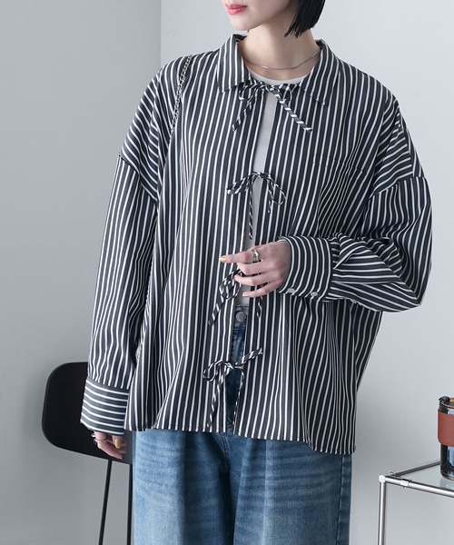 forksy.(フォルクシー)の「【forksy.】【セットアップ対応】ストライプ フロントリボン オーバーサイズシャツ(シャツ/ブラウス・レディース・ブルー/ブラック・FREE)」の3枚目の写真