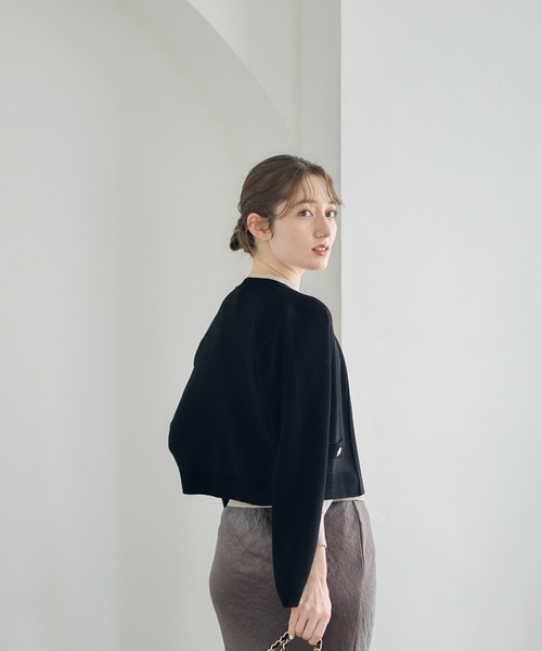 12Twelve Agenda(トゥエルブ アジェンダ)の「【UVカット】クルーネッククロップドジャケット風ニットカーディガン(カーディガン/ボレロ・レディース・オフホワイト/ブルー/ブラック・M)」の8枚目の写真