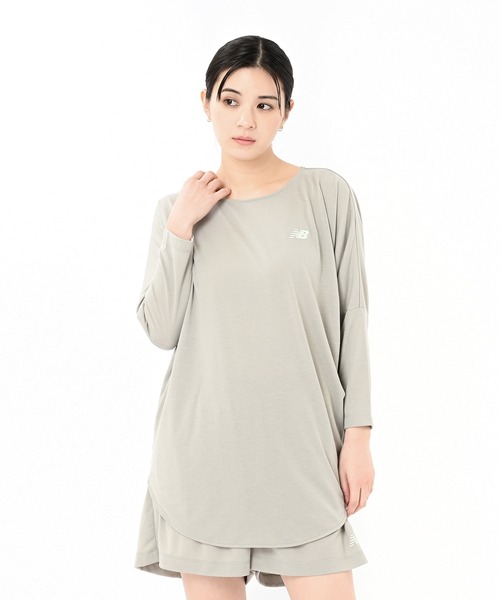 NEW BALANCE(ニューバランス)の「パフォーマンスリラックスフィットTシャツ(Tシャツ/カットソー・レディース・ライトカーキ/ライトブルー/スモークピンク・SMALL/MEDIUM/LARGE/X-LARGE)」の2枚目の写真