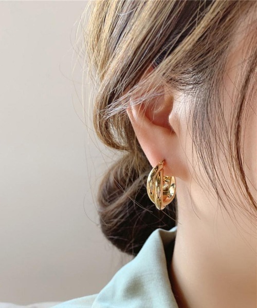 Forcement（フォースメント）の「ツイストボリュームフープピアス（ピアス（両耳用）・レディース・シルバー/ゴールド・ONESIZE）」の2枚目の写真