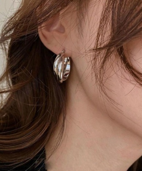 Forcement（フォースメント）の「ツイストボリュームフープピアス（ピアス（両耳用）・レディース・シルバー/ゴールド・ONESIZE）」の6枚目の写真