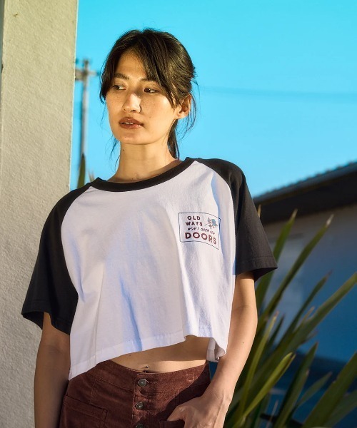 RVCA(ルーカ)の「RVCA レディース OLD WAYS CROPPED SS TEE Tシャツ 【2025年春夏モデル】/ルーカクロップド丈バックプリント半袖Tシャツ(Tシャツ/カットソー・レディース・ライトブルー/エンジ/ホワイト・LARGE/MEDIUM/SMALL)」の7枚目の写真
