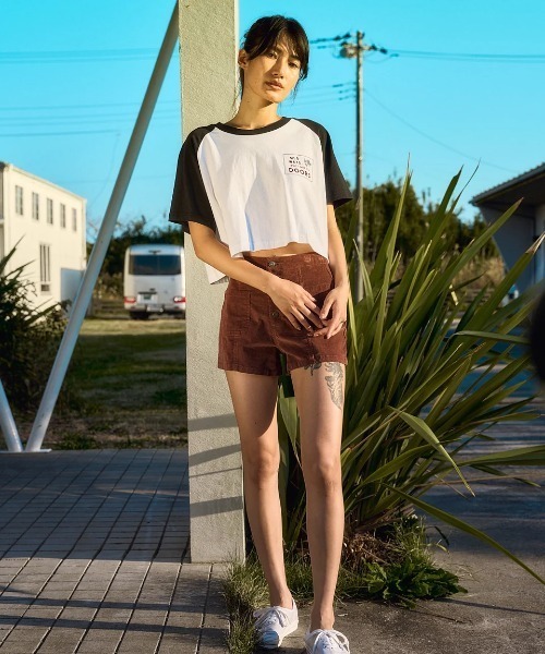 RVCA(ルーカ)の「RVCA レディース OLD WAYS CROPPED SS TEE Tシャツ 【2025年春夏モデル】/ルーカクロップド丈バックプリント半袖Tシャツ(Tシャツ/カットソー・レディース・ライトブルー/エンジ/ホワイト・LARGE/MEDIUM/SMALL)」の6枚目の写真