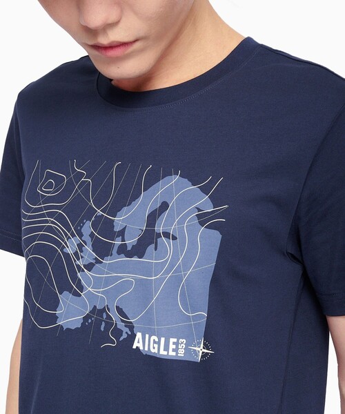 AIGLE(エーグル)の「吸水速乾 グラフィックプリント半袖Tシャツ(Tシャツ/カットソー・メンズ・ホワイト/ダークブルー・S/M/L/XL)」の1枚目の写真