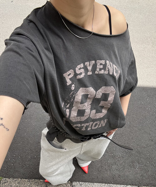 WHO'S WHO gallery（フーズフーギャラリー）の「【新色追加】エリオットオフショルTEE（Tシャツ/カットソー・レディース・カーキ/グレー/チャコールグレー/ホワイト/オフホワイト/ネイビー/ブラック/レッド/グレー系その他/ブラウン・FREE）」の5枚目の写真