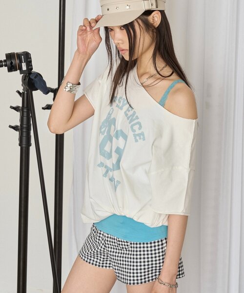WHO'S WHO gallery(フーズフーギャラリー)の「【WEB限定】エリオットオフショルTEE(Tシャツ/カットソー・レディース・カーキ/グレー/チャコールグレー/ホワイト/オフホワイト/ネイビー/ブラック/レッド/グレー系その他/ブラウン・FREE)」の15枚目の写真