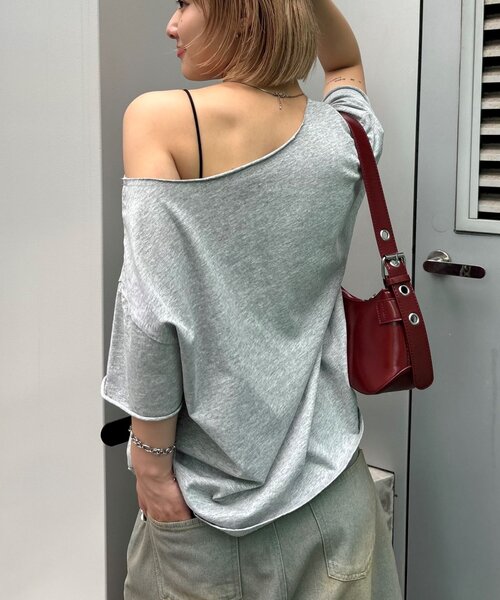 WHO'S WHO gallery（フーズフーギャラリー）の「【新色追加】エリオットオフショルTEE（Tシャツ/カットソー・レディース・カーキ/グレー/チャコールグレー/ホワイト/オフホワイト/ネイビー/ブラック/レッド/グレー系その他/ブラウン・FREE）」の11枚目の写真