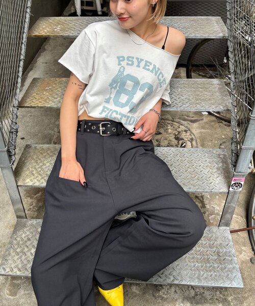 WHO'S WHO gallery（フーズフーギャラリー）の「【新色追加】エリオットオフショルTEE（Tシャツ/カットソー・レディース・カーキ/グレー/チャコールグレー/ホワイト/オフホワイト/ネイビー/ブラック/レッド/グレー系その他/ブラウン・FREE）」の12枚目の写真