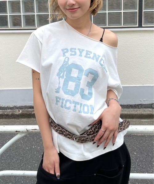 WHO'S WHO gallery（フーズフーギャラリー）の「【新色追加】エリオットオフショルTEE（Tシャツ/カットソー・レディース・カーキ/グレー/チャコールグレー/ホワイト/オフホワイト/ネイビー/ブラック/レッド/グレー系その他/ブラウン・FREE）」の2枚目の写真