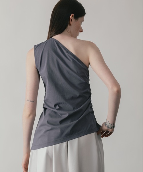 CINOH(チノ)の「CLEFF ONE SHOULDER SLEEVELESS(Tシャツ/カットソー・レディース・グレー/ボルドー/ホワイト/ブラック・FREE)」の13枚目の写真