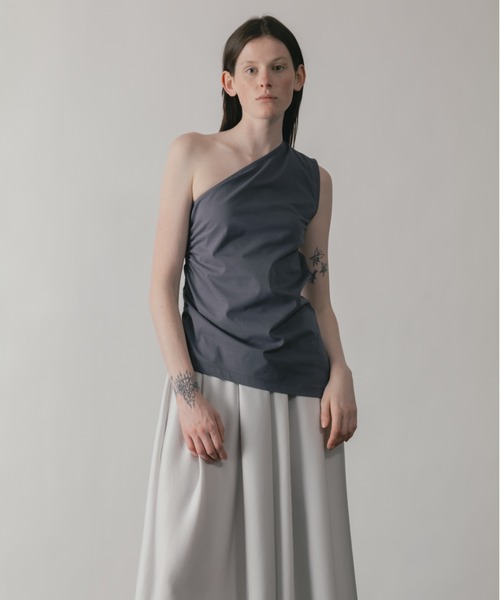 CINOH(チノ)の「CLEFF ONE SHOULDER SLEEVELESS(Tシャツ/カットソー・レディース・グレー/ボルドー/ホワイト/ブラック・FREE)」の15枚目の写真