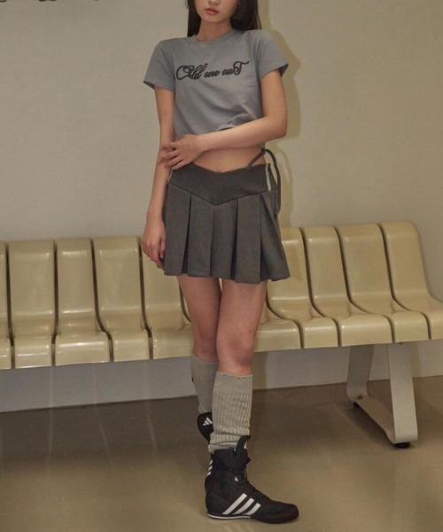oddoneout(オッドワンアウト)の「【ODDONEOUT】TWO TONE LOGO T-SHIRTS / 【オッドワンアウト】ロゴクロップ半袖Tシャツ(Tシャツ/カットソー・レディース・ホワイト/ネイビー/グレー・ONE SIZE)」の17枚目の写真