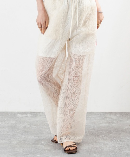 MILLION CARATS（ミリオンカラッツ）の「シアーな足元で女っぽさを引き出す、大人のためのリラックスレースワイドイージーパンツ（その他パンツ・レディース・ブラック/オフホワイト・FREE）」の2枚目の写真