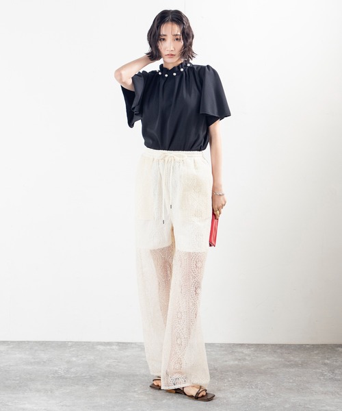 MILLION CARATS（ミリオンカラッツ）の「シアーな足元で女っぽさを引き出す、大人のためのリラックスレースワイドイージーパンツ（その他パンツ・レディース・ブラック/オフホワイト・FREE）」の3枚目の写真