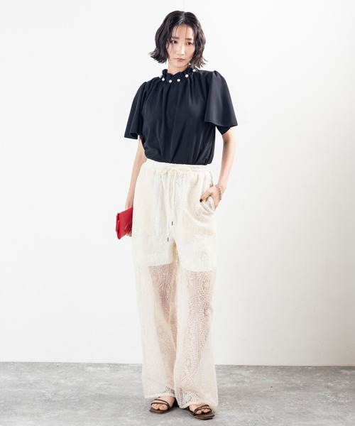 MILLION CARATS（ミリオンカラッツ）の「シアーな足元で女っぽさを引き出す、大人のためのリラックスレースワイドイージーパンツ（その他パンツ・レディース・ブラック/オフホワイト・FREE）」の4枚目の写真