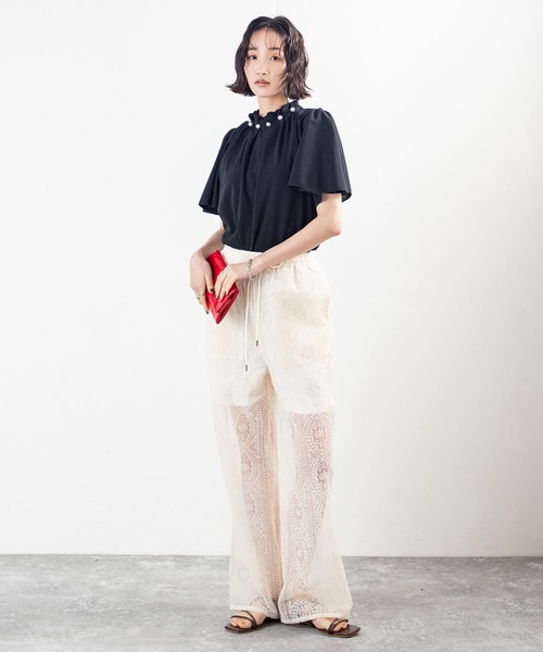 MILLION CARATS（ミリオンカラッツ）の「シアーな足元で女っぽさを引き出す、大人のためのリラックスレースワイドイージーパンツ（その他パンツ・レディース・ブラック/オフホワイト・FREE）」の5枚目の写真