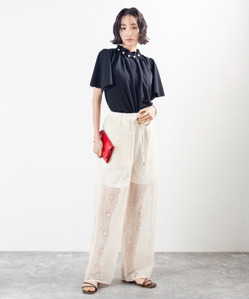 MILLION CARATS（ミリオンカラッツ）の「シアーな足元で女っぽさを引き出す、大人のためのリラックスレースワイドイージーパンツ（その他パンツ・レディース・ブラック/オフホワイト・FREE）」の6枚目の写真