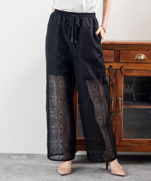 MILLION CARATS（ミリオンカラッツ）の「シアーな足元で女っぽさを引き出す、大人のためのリラックスレースワイドイージーパンツ（その他パンツ・レディース・ブラック/オフホワイト・FREE）」の7枚目の写真