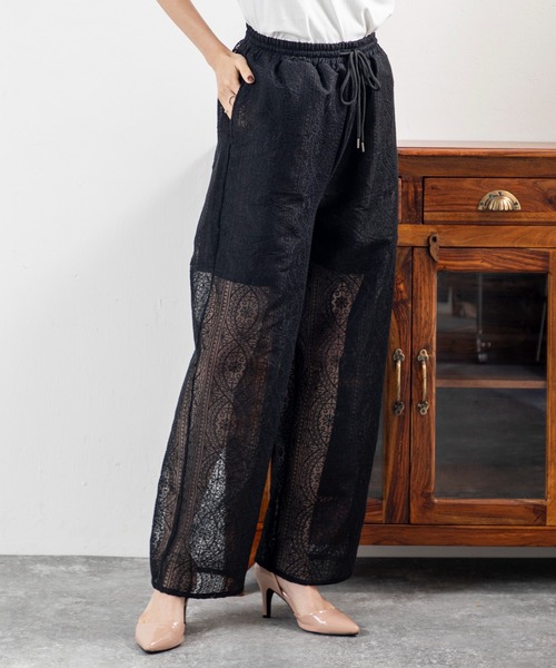 MILLION CARATS（ミリオンカラッツ）の「シアーな足元で女っぽさを引き出す、大人のためのリラックスレースワイドイージーパンツ（その他パンツ・レディース・ブラック/オフホワイト・FREE）」の8枚目の写真