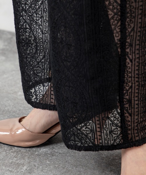 MILLION CARATS（ミリオンカラッツ）の「シアーな足元で女っぽさを引き出す、大人のためのリラックスレースワイドイージーパンツ（その他パンツ・レディース・ブラック/オフホワイト・FREE）」の13枚目の写真