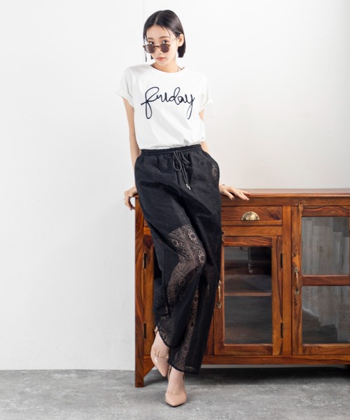 MILLION CARATS（ミリオンカラッツ）の「シアーな足元で女っぽさを引き出す、大人のためのリラックスレースワイドイージーパンツ（その他パンツ・レディース・ブラック/オフホワイト・FREE）」の16枚目の写真