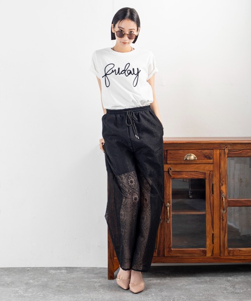 MILLION CARATS（ミリオンカラッツ）の「シアーな足元で女っぽさを引き出す、大人のためのリラックスレースワイドイージーパンツ（その他パンツ・レディース・ブラック/オフホワイト・FREE）」の17枚目の写真