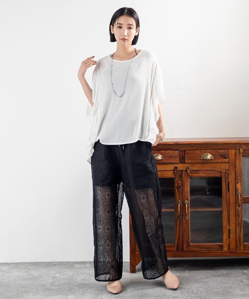 MILLION CARATS（ミリオンカラッツ）の「シアーな足元で女っぽさを引き出す、大人のためのリラックスレースワイドイージーパンツ（その他パンツ・レディース・ブラック/オフホワイト・FREE）」の18枚目の写真