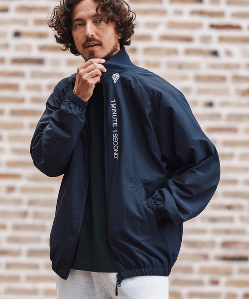 1minute 1second(ワンミニットワンセカンド)の「mj10864-cotton like nylon jacket with logo print スタンドカラージャケット(ブルゾン・メンズ・ネイビー/チャコール/ブラック・S/M/L/XL)」の1枚目の写真