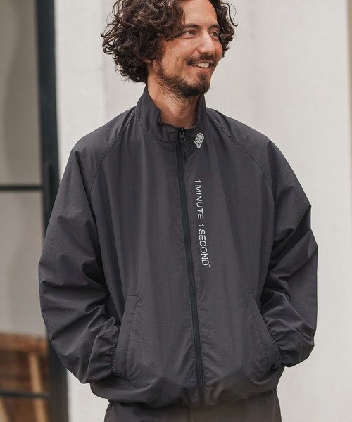 1minute 1second(ワンミニットワンセカンド)の「mj10864-cotton like nylon jacket with logo print スタンドカラージャケット(ブルゾン・メンズ・ネイビー/チャコール/ブラック・S/M/L/XL)」の3枚目の写真