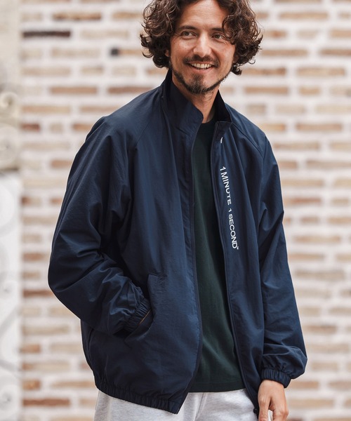 1minute 1second(ワンミニットワンセカンド)の「mj10864-cotton like nylon jacket with logo print スタンドカラージャケット(ブルゾン・メンズ・ネイビー/チャコール/ブラック・S/M/L/XL)」の4枚目の写真
