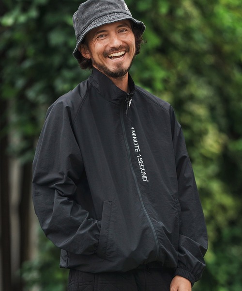 1minute 1second(ワンミニットワンセカンド)の「mj10864-cotton like nylon jacket with logo print スタンドカラージャケット(ブルゾン・メンズ・ネイビー/チャコール/ブラック・S/M/L/XL)」の10枚目の写真