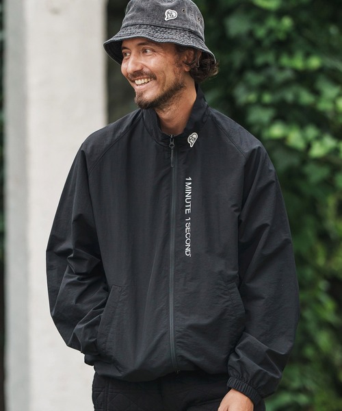 1minute 1second(ワンミニットワンセカンド)の「mj10864-cotton like nylon jacket with logo print スタンドカラージャケット(ブルゾン・メンズ・ネイビー/チャコール/ブラック・S/M/L/XL)」の11枚目の写真