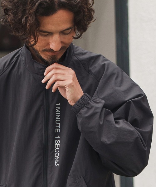 1minute 1second(ワンミニットワンセカンド)の「mj10864-cotton like nylon jacket with logo print スタンドカラージャケット(ブルゾン・メンズ・ネイビー/チャコール/ブラック・S/M/L/XL)」の15枚目の写真