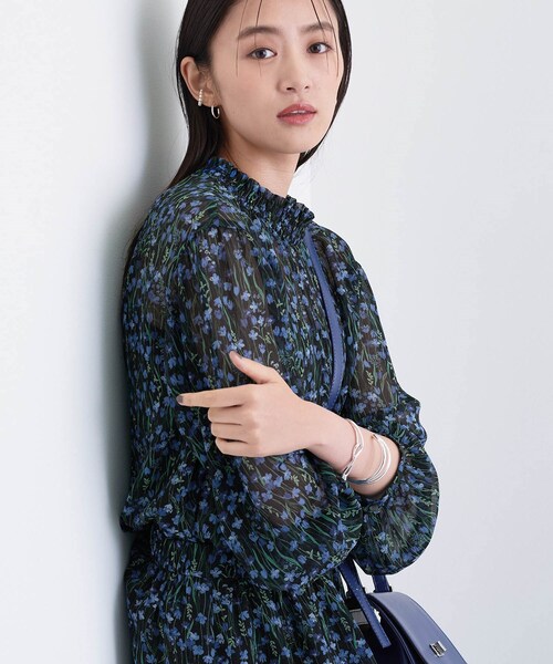 INDIVI(インディヴィ)の「【秋映え柄/セットアップ可能】フラワーシフォンブラウス(シャツ/ブラウス・レディース・ベージュ系その他3/ブルー系その他2・38/34/15 /13/05/03/19)」の8枚目の写真