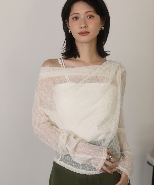 shetila(シェティラ)の「【2WAY】鎖骨がキレイに見える、オフショルアシンメトリーカットソー(Tシャツ/カットソー・レディース・ブラック/チャコール/ブラウン/ブラック系その他/杢グレー/オフホワイト/イエロー/ホワイト系その他・FREE)」の2枚目の写真