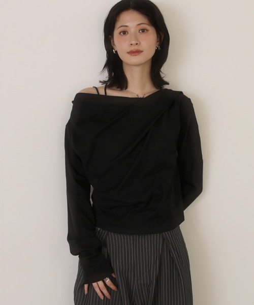 shetila(シェティラ)の「【2WAY】鎖骨がキレイに見える、オフショルアシンメトリーカットソー(Tシャツ/カットソー・レディース・ブラック/チャコール/ブラウン/ブラック系その他/杢グレー/オフホワイト/イエロー/ホワイト系その他・FREE)」の3枚目の写真