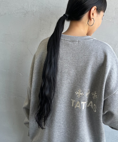 TATRAS（タトラス）の「[TATRAS/タトラス] 別注 FITART ブランドロゴクルーネックスウェット（スウェット・レディース・ホワイト/グレー/ブラック・1/2/3）」の21枚目の写真