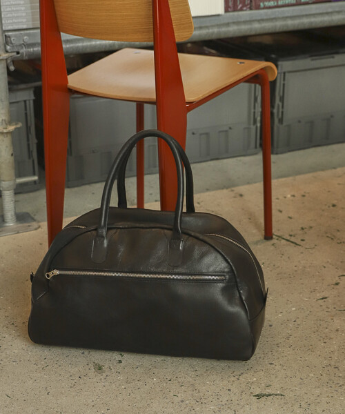 Firsthand（ファーストハンド）の「Firsthand/ファーストハンド Big Leather Boston bag / レザーボストンバッグ / 牛革 / 撥水レザー / A4収納可能（ボストンバッグ・メンズ・ブラック・ONE SIZE）」の2枚目の写真