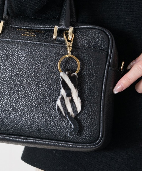 andrea cardone(アンドレアカルドネ)の「【ANDREA CARDONE】ネコ型レザーキーチャーム(Q57902)(キーホルダー・レディース・ブラック系その他/ブラック系その他2・ALL)」の1枚目の写真