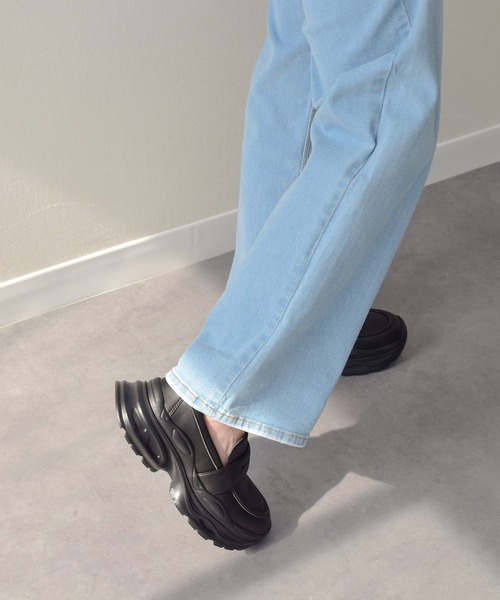 Round About(Bridget Birkin)(ラウンド アバウト)の「【Round About】<晴雨兼用>撥水ボリュームソールローファー(451604)(ローファー・レディース・ブラック/アイボリー・24.5/24/23.5/23/22.5)」の4枚目の写真