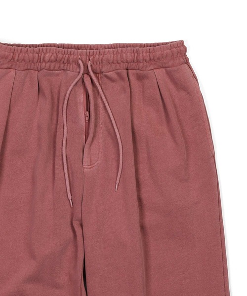 The DUFFER of ST.GEORGE（ザダファーオブセントジョージ）の「PIGMENT-DYE SWEAT WIDE PANTS：ピグメント加工 スウェットワイドパンツ バギーパンツ（スウェットパンツ・メンズ・ベージュ/チャコールグレー/ボルドー・X-LARGE/LARGE/MEDIUM/SMALL）」の4枚目の写真