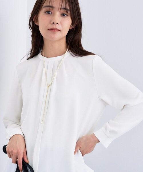 INDIVI(インディヴィ)の「【通勤/オフィス】タックジョーゼットブラウス(シャツ/ブラウス・レディース・ホワイト/ブルー系5/ネイビー系・40/38/36/03/05/13/15 /19)」の2枚目の写真
