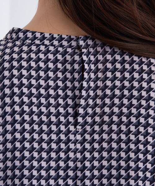 INDIVI(インディヴィ)の「【通勤/オフィス】タックジョーゼットブラウス(シャツ/ブラウス・レディース・ホワイト/ブルー系5/ネイビー系・40/38/36/03/05/13/15 /19)」の21枚目の写真