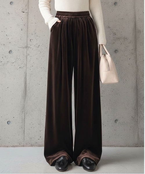 Maison Calme(メゾンカルム)の「シャイニーベロアリラックスワイドパンツ ウエストゴム ボトムス 美シルエット(その他パンツ・レディース・ブラウン/ネイビー/ブラック・M/L)」の2枚目の写真
