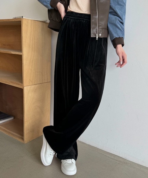 Maison Calme(メゾンカルム)の「シャイニーベロアリラックスワイドパンツ ウエストゴム ボトムス 美シルエット(その他パンツ・レディース・ブラウン/ネイビー/ブラック・M/L)」の16枚目の写真